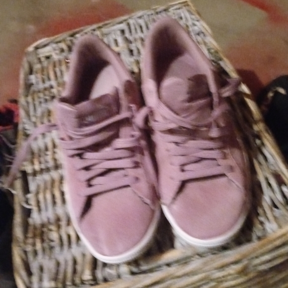 Young girls pumas purple 🟣💜 sz 7 - Picture 2 of 6
